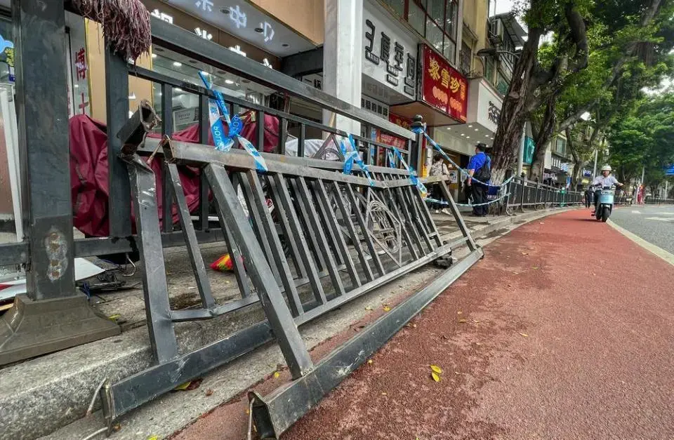 两车发生追撞事故 致护栏飞入路边店铺-车撞上护栏