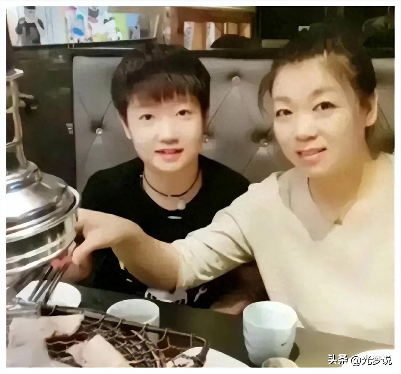 孙颖莎首战开门红上热搜!双手照片曝光后,评论区网友瞬间泪崩-孙颖莎出席活动