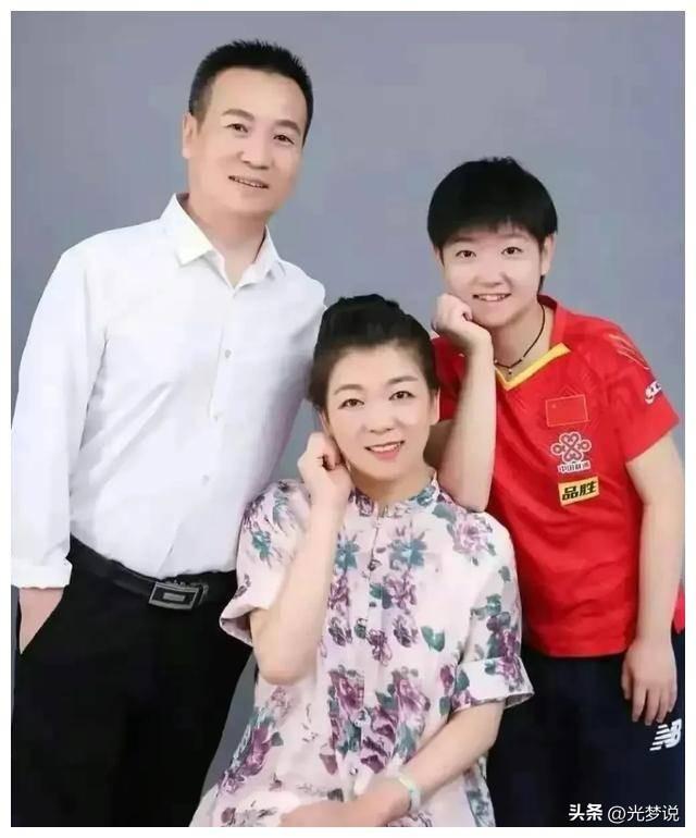 孙颖莎首战开门红上热搜!双手照片曝光后,评论区网友瞬间泪崩-孙颖莎出席活动