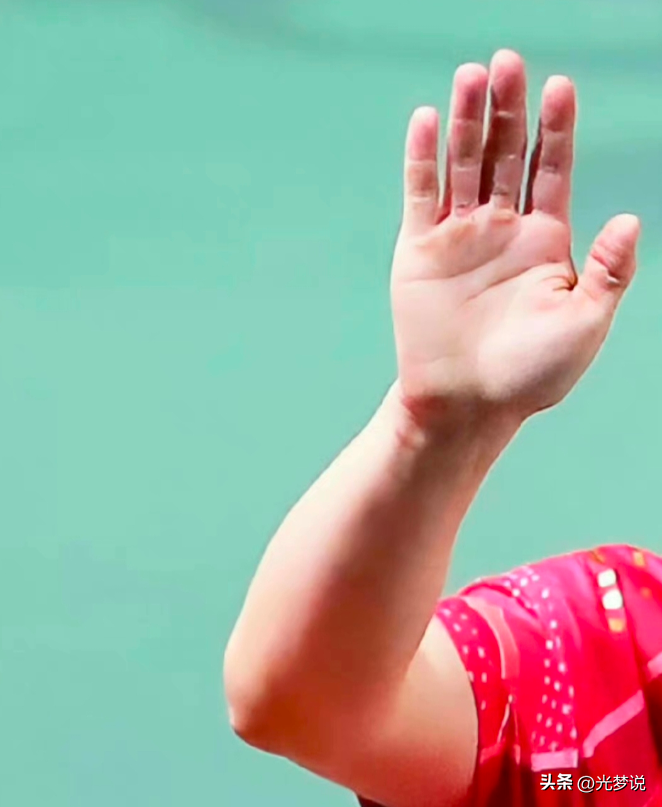 孙颖莎首战开门红上热搜!双手照片曝光后,评论区网友瞬间泪崩-孙颖莎出席活动