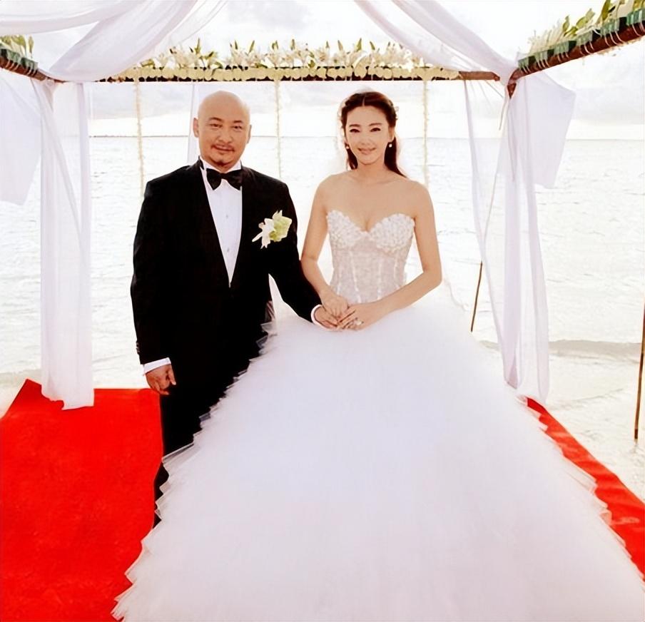 张雨绮疑又交年轻男友,一起带孩子出门,男友熟练送其儿子去学习-张雨绮和男朋友