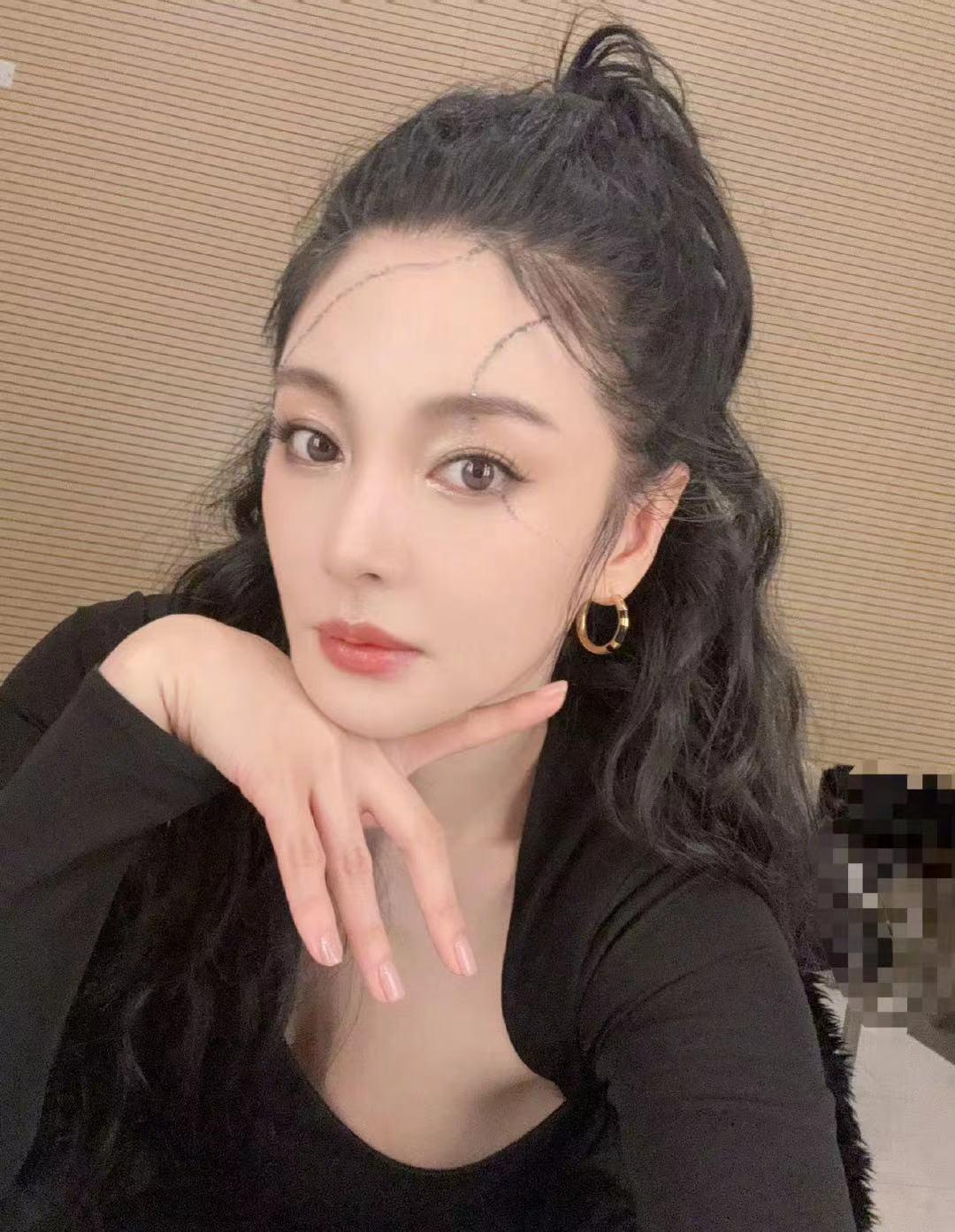 张雨绮疑又交年轻男友,一起带孩子出门,男友熟练送其儿子去学习-张雨绮和男朋友