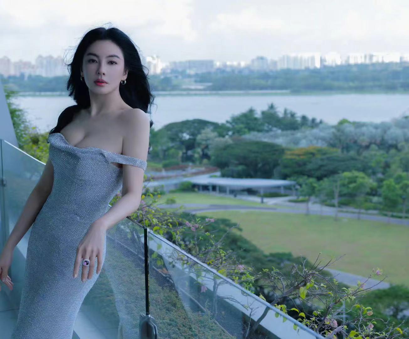 张雨绮疑又交年轻男友,一起带孩子出门,男友熟练送其儿子去学习-张雨绮和男朋友