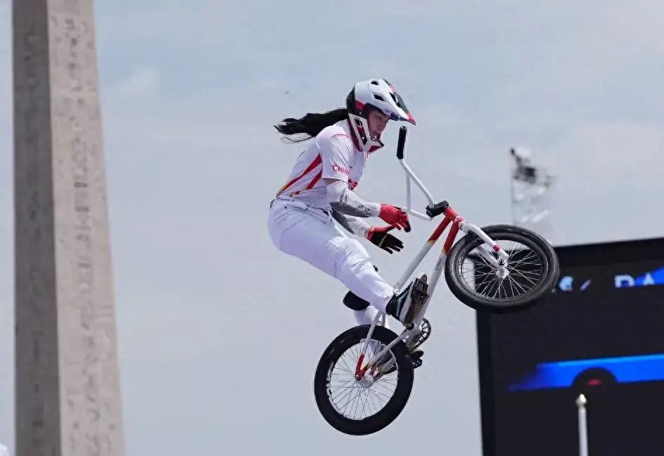 超燃摘金，邓雅文骑着车飞起来了，在天空划出最美的弧线-邓雅文歌曲