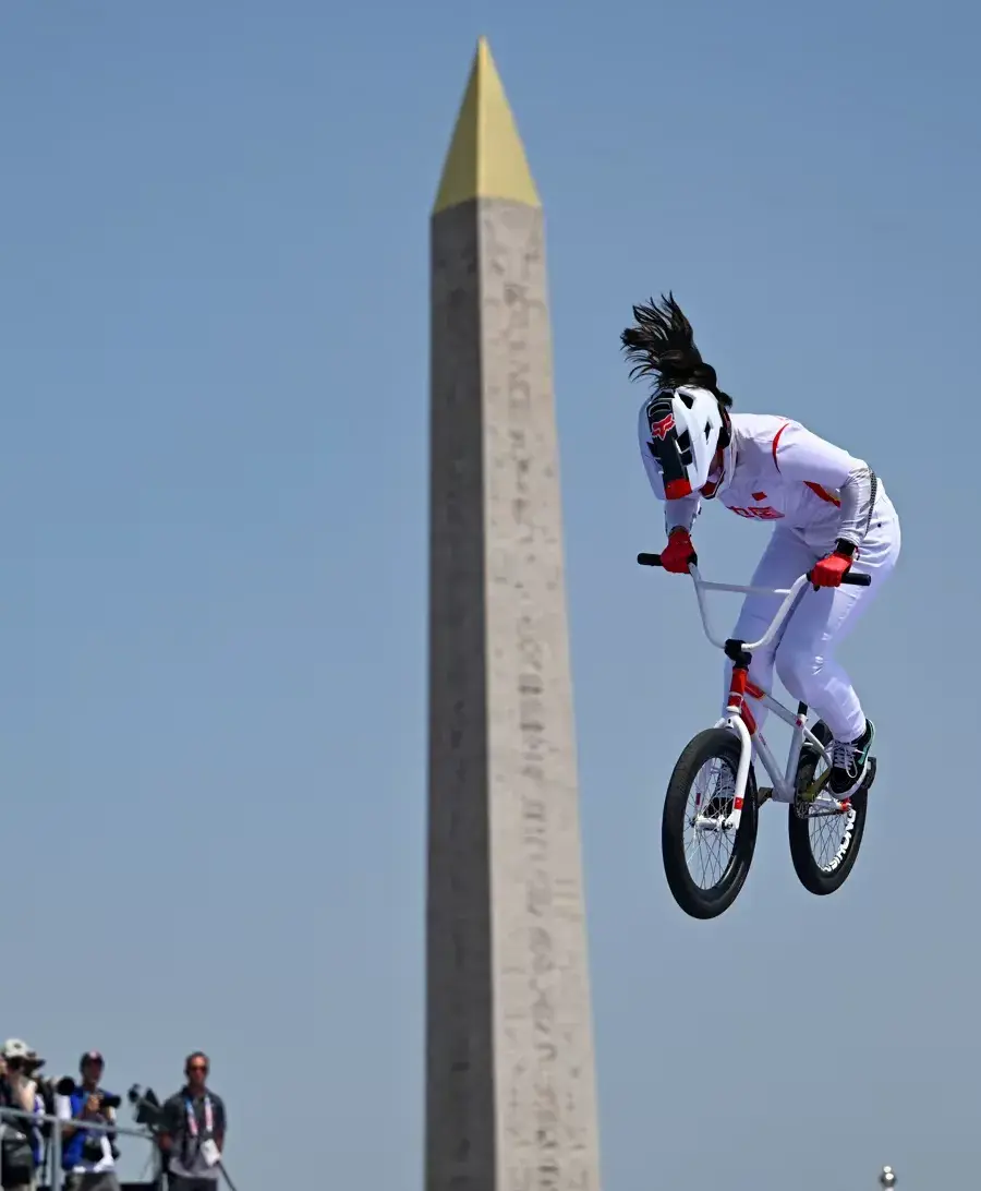 超燃摘金，邓雅文骑着车飞起来了，在天空划出最美的弧线-邓雅文歌曲