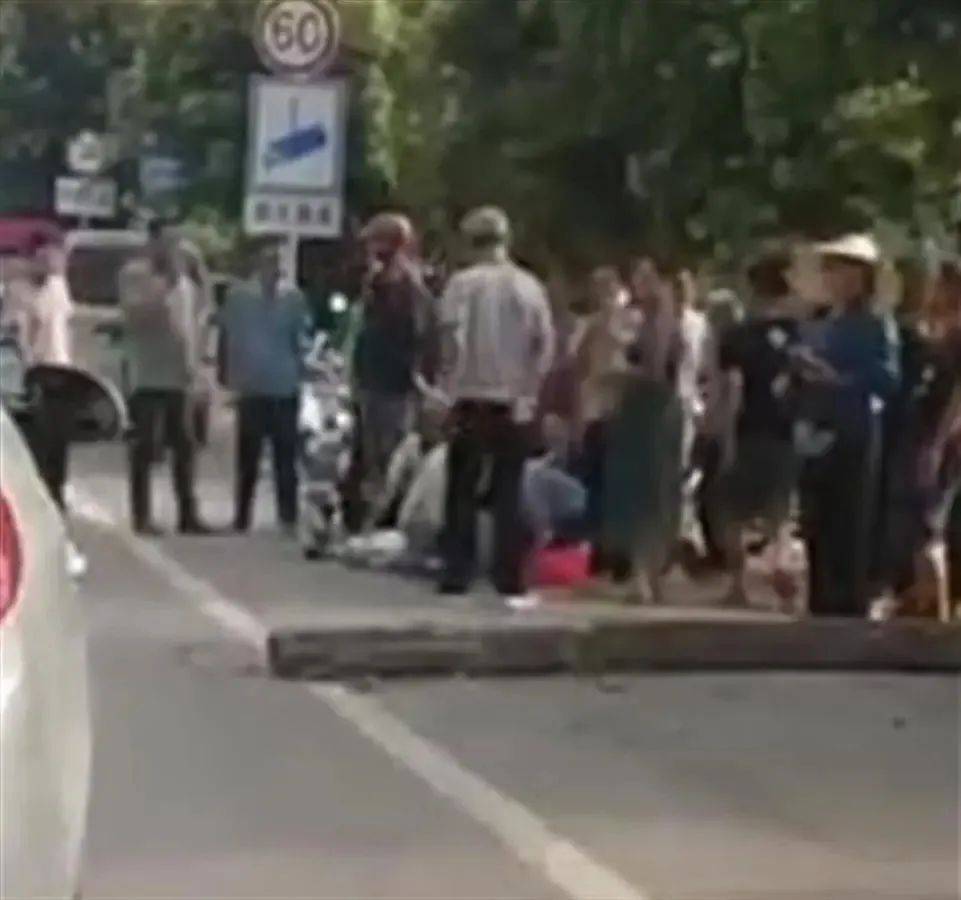 荔浦一老人砸废弃电线杆！致电线杆倒塌砸中一小孩！家属在现场痛哭…-电线杆倒了砸到人谁承担责任