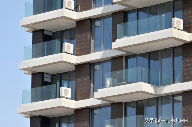 夫妻二人为高层业主安装防护栏，不慎坠亡，留下两个女儿令人心疼-小区安装防护栏超出违法吗怎么处罚