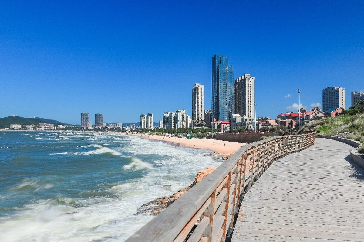 暑期带娃去海边,这几个城市是优选,人好景美好去处-适合去海边玩的城市