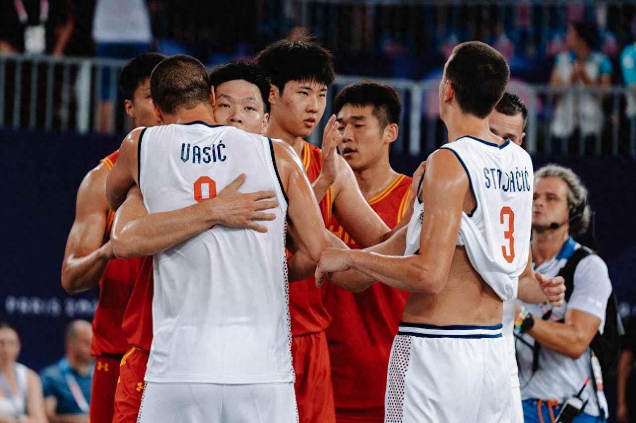 爆冷战胜世界第一塞尔维亚，三人篮球中国男队迎来巴黎奥运会首胜-中国与塞尔维亚篮球比赛