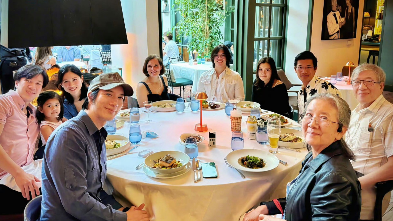 王力宏晒家庭聚餐合照父母哥嫂出镜 ，三个孩子均未参加。-王力宏家几个小孩