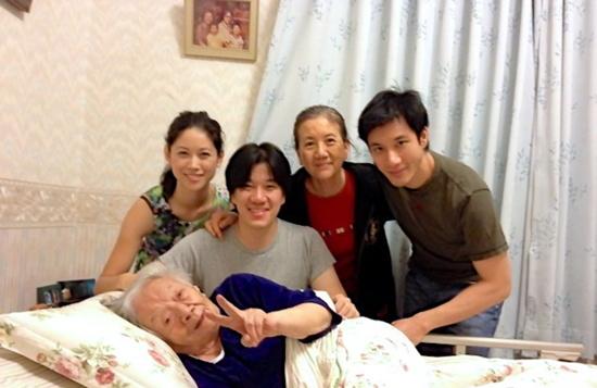王力宏晒家庭聚餐合照父母哥嫂出镜 ，三个孩子均未参加。-王力宏家几个小孩