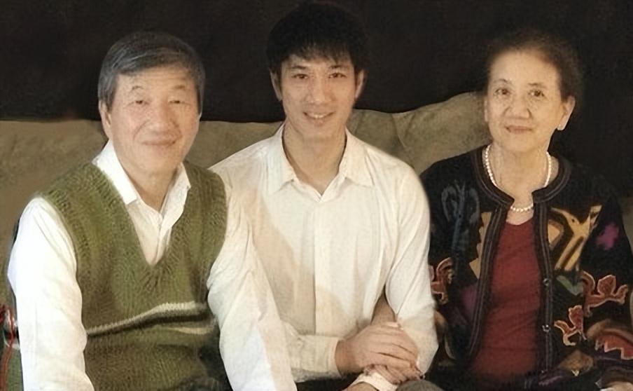 王力宏晒家庭聚餐合照父母哥嫂出镜 ，三个孩子均未参加。-王力宏家几个小孩