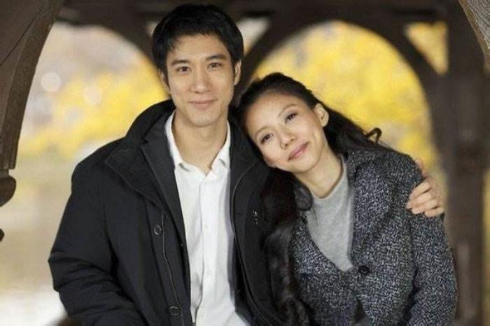 王力宏晒家庭聚餐合照父母哥嫂出镜 ，三个孩子均未参加。-王力宏家几个小孩