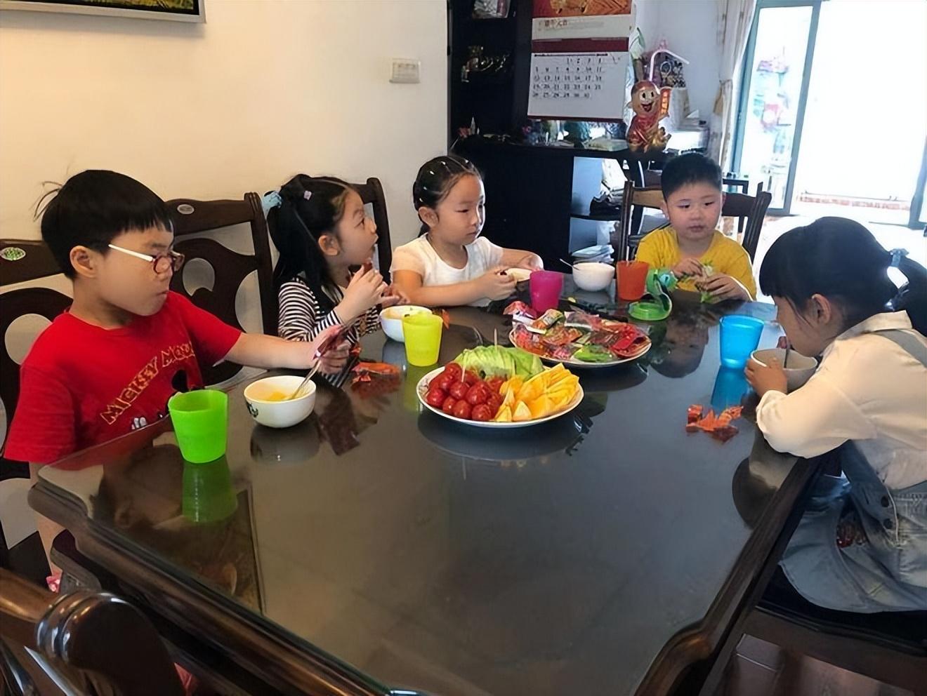 王力宏晒家庭聚餐合照父母哥嫂出镜 ，三个孩子均未参加。-王力宏家几个小孩