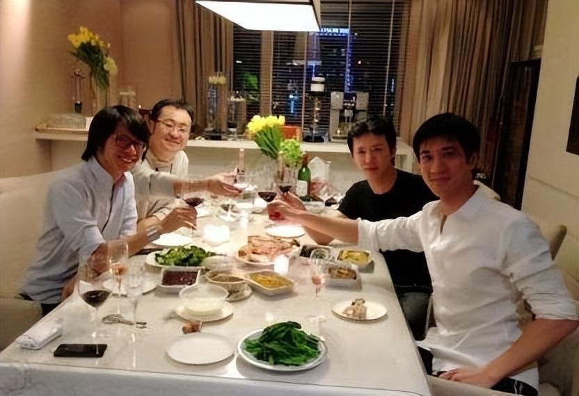 王力宏晒家庭聚餐合照父母哥嫂出镜 ，三个孩子均未参加。-王力宏家几个小孩