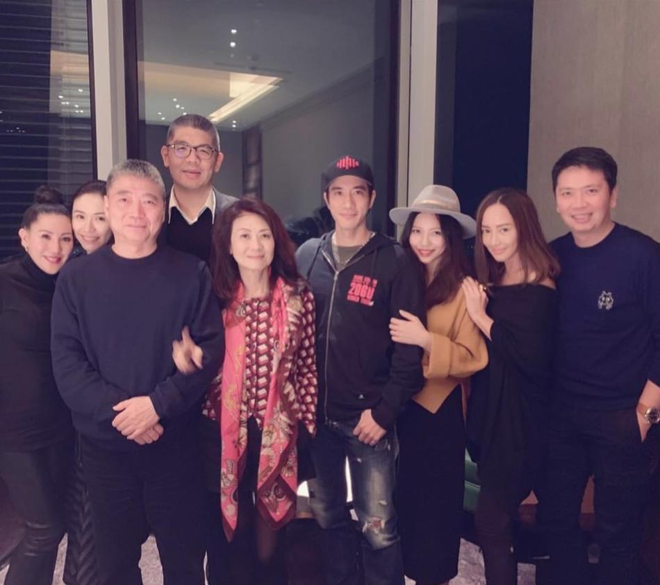 王力宏晒家庭聚餐合照父母哥嫂出镜 ，三个孩子均未参加。-王力宏家几个小孩