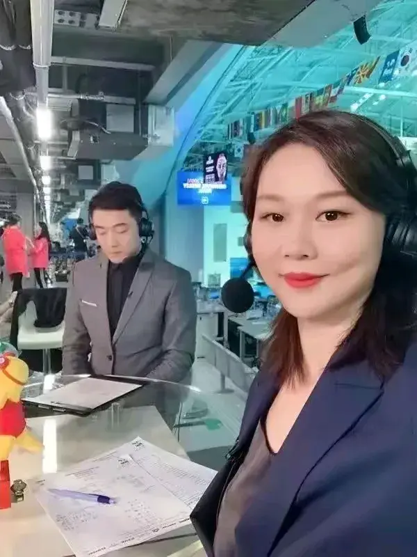 第9金上热搜，女解说火了！撕开冠军背后的故事，爷爷是铺路石-隋文静韩聪金牌