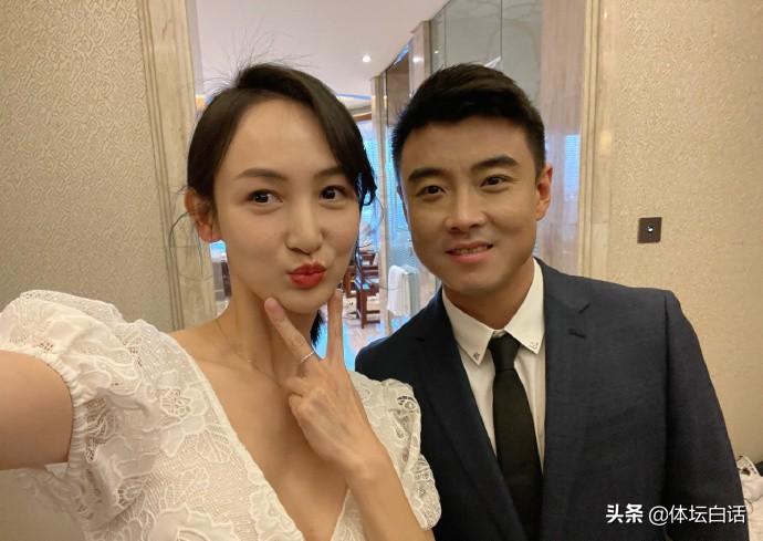 压力大？37岁王皓被批执教能力差，与娇妻同框面色发黑一脸疲态-王皓被骂