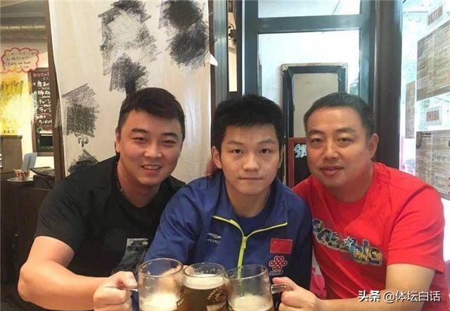 压力大？37岁王皓被批执教能力差，与娇妻同框面色发黑一脸疲态-王皓被骂