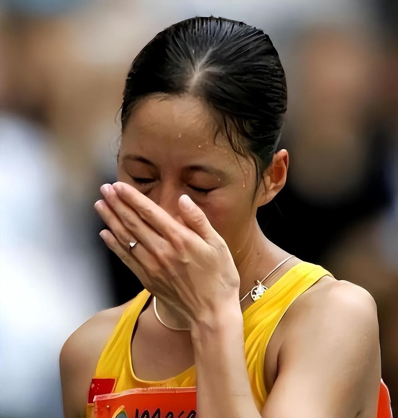 这次夺冠终于有国旗了，英雄不再流泪！杨家玉夺下田径首金！-竞走冠军杨家玉运动照