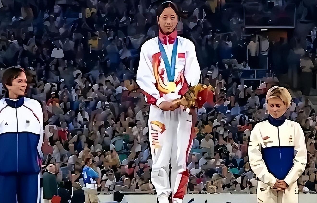 这次夺冠终于有国旗了，英雄不再流泪！杨家玉夺下田径首金！-竞走冠军杨家玉运动照