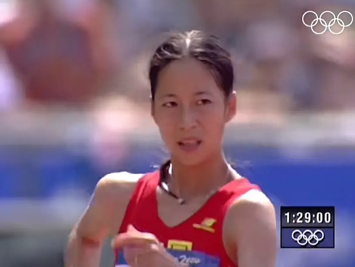 杨家玉奥运竞走夺冠,网友涌入王丽萍个人账号:萍姐给你送国旗-竞走冠军杨家玉运动照