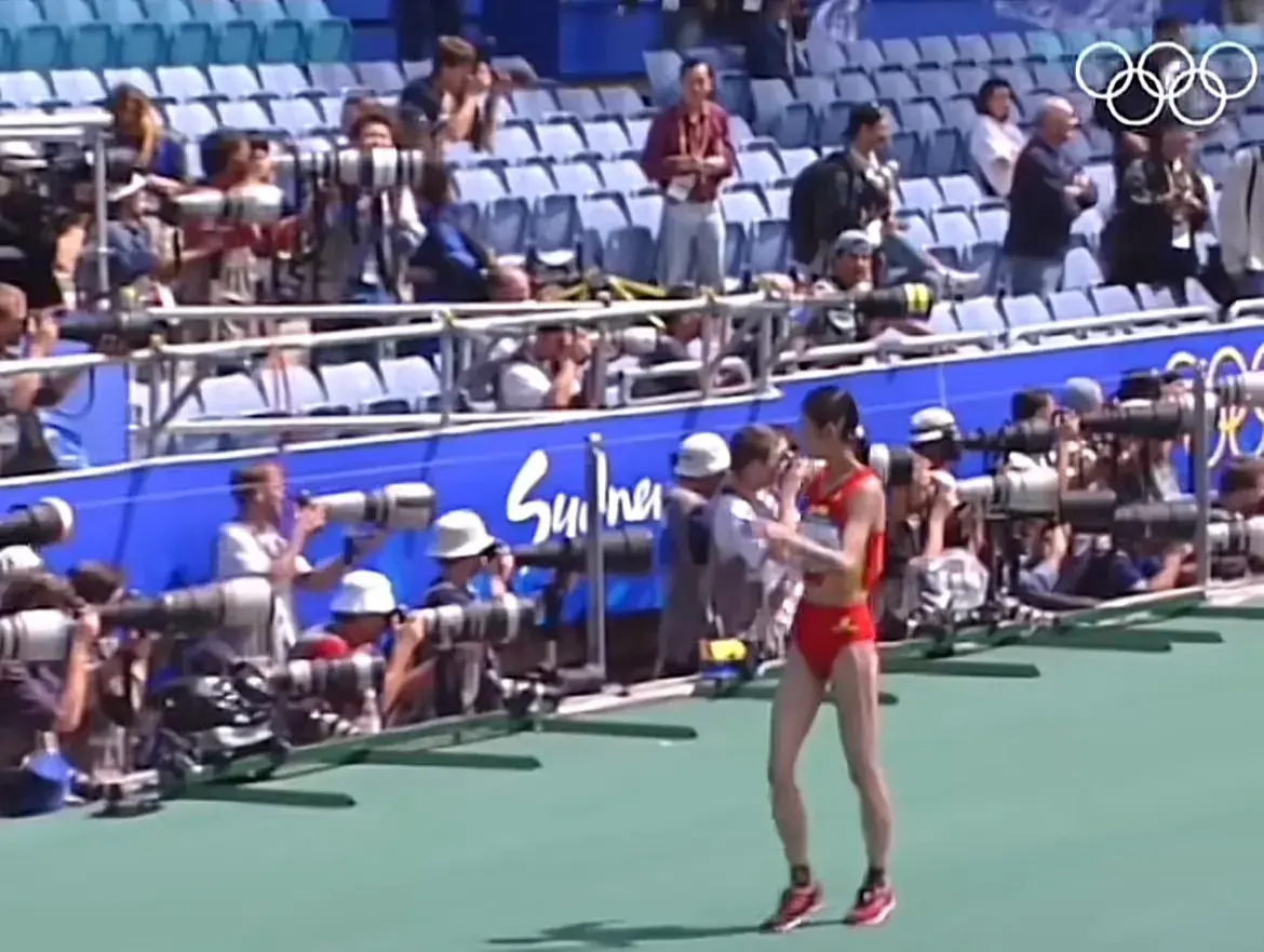 杨家玉奥运竞走夺冠,网友涌入王丽萍个人账号:萍姐给你送国旗-竞走冠军杨家玉运动照