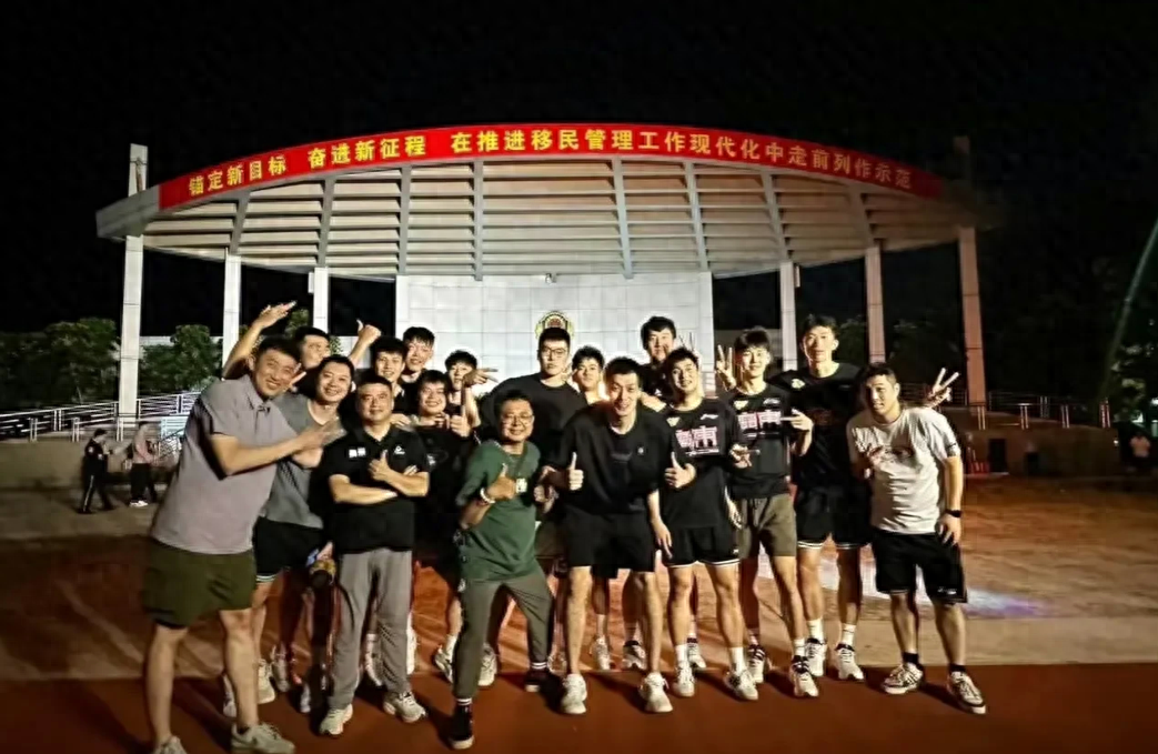 广东8人入选中国队 杜锋有幸福的烦恼 宏远仅剩10人正常训练难开展-广东队教练杜锋出生年月