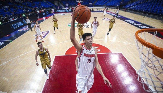 恭喜广东宏远！2米26潜力中锋首次入选国家队，才20岁未来可期-广东宏远球员身高臂展多少最新
