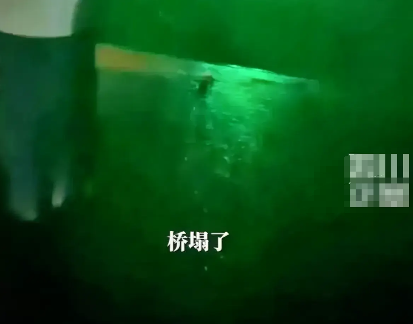 闹大了!四川雅康高速隧间桥发生垮塌,3辆车掉坠,网友炸锅了!-雅康高速公路