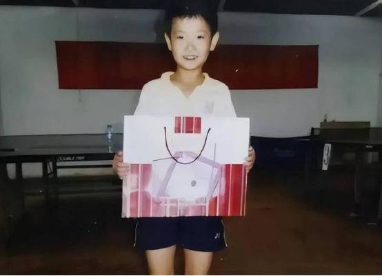 孙颖莎，打球快乐！-孙颖莎小时候练球