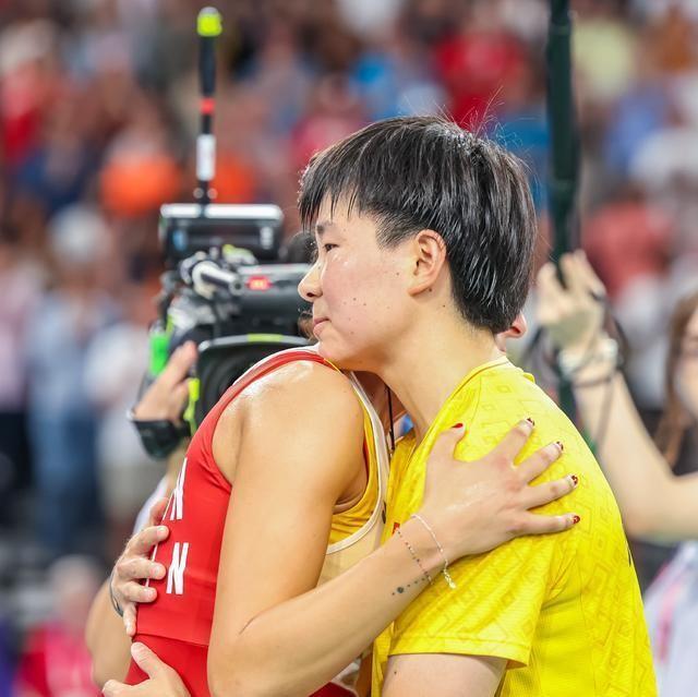 何冰娇为对手落泪获赞，网友却直言难同情，马林曾炮轰李雪芮诈伤-何冰娇为对手退赛哭泣引热议