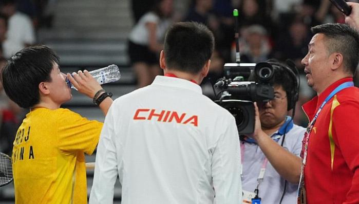 安洗莹哭了！夺冠后怒吼庆祝，何冰娇有气度：向对手竖大拇指-安洗莹对戴资颖比赛视频