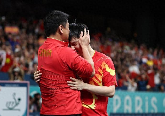 鼓励王皓转行举重，樊振东夺男单金牌后，师徒俩成网友们的开心果-王皓执教樊振东