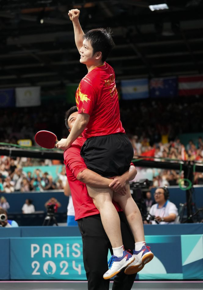 鼓励王皓转行举重，樊振东夺男单金牌后，师徒俩成网友们的开心果-王皓执教樊振东