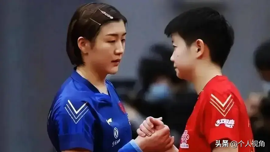 闹大了！颁奖台上只剩陈梦,孙颖莎的粉丝还在大喊，这丢大人了！-孙颖莎陈梦领奖视频