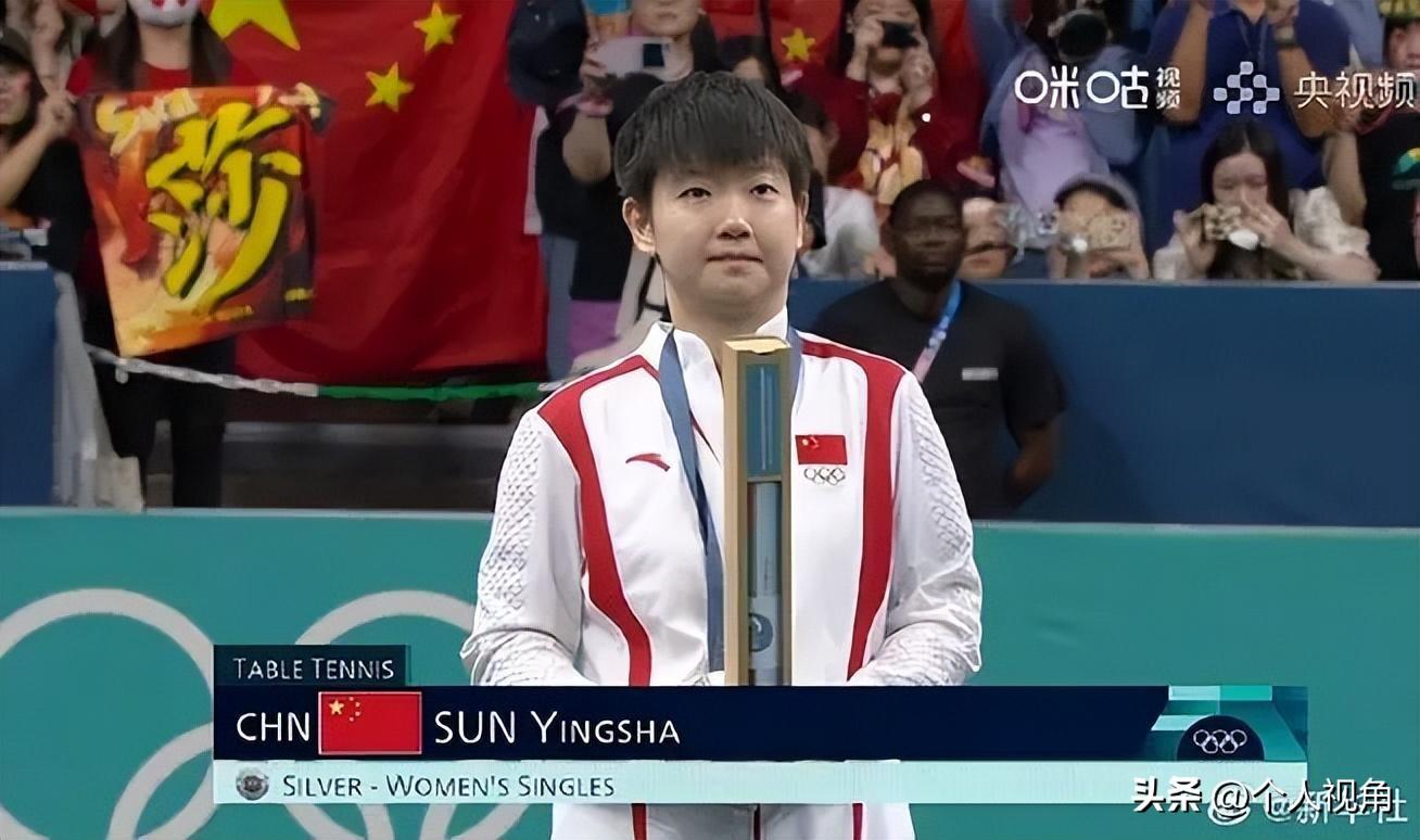 闹大了！颁奖台上只剩陈梦,孙颖莎的粉丝还在大喊，这丢大人了！-孙颖莎陈梦领奖视频