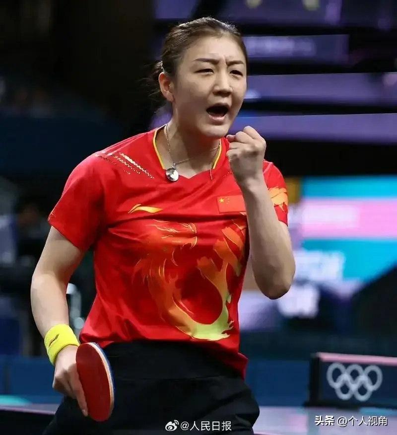 闹大了！颁奖台上只剩陈梦,孙颖莎的粉丝还在大喊，这丢大人了！-孙颖莎陈梦领奖视频