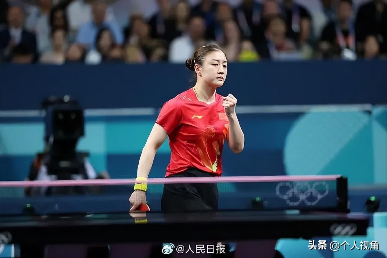 闹大了！颁奖台上只剩陈梦,孙颖莎的粉丝还在大喊，这丢大人了！-孙颖莎陈梦领奖视频