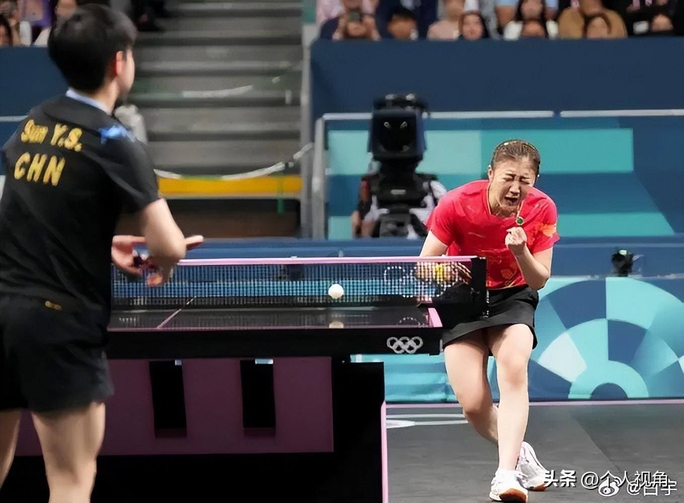 闹大了！颁奖台上只剩陈梦,孙颖莎的粉丝还在大喊，这丢大人了！-孙颖莎陈梦领奖视频