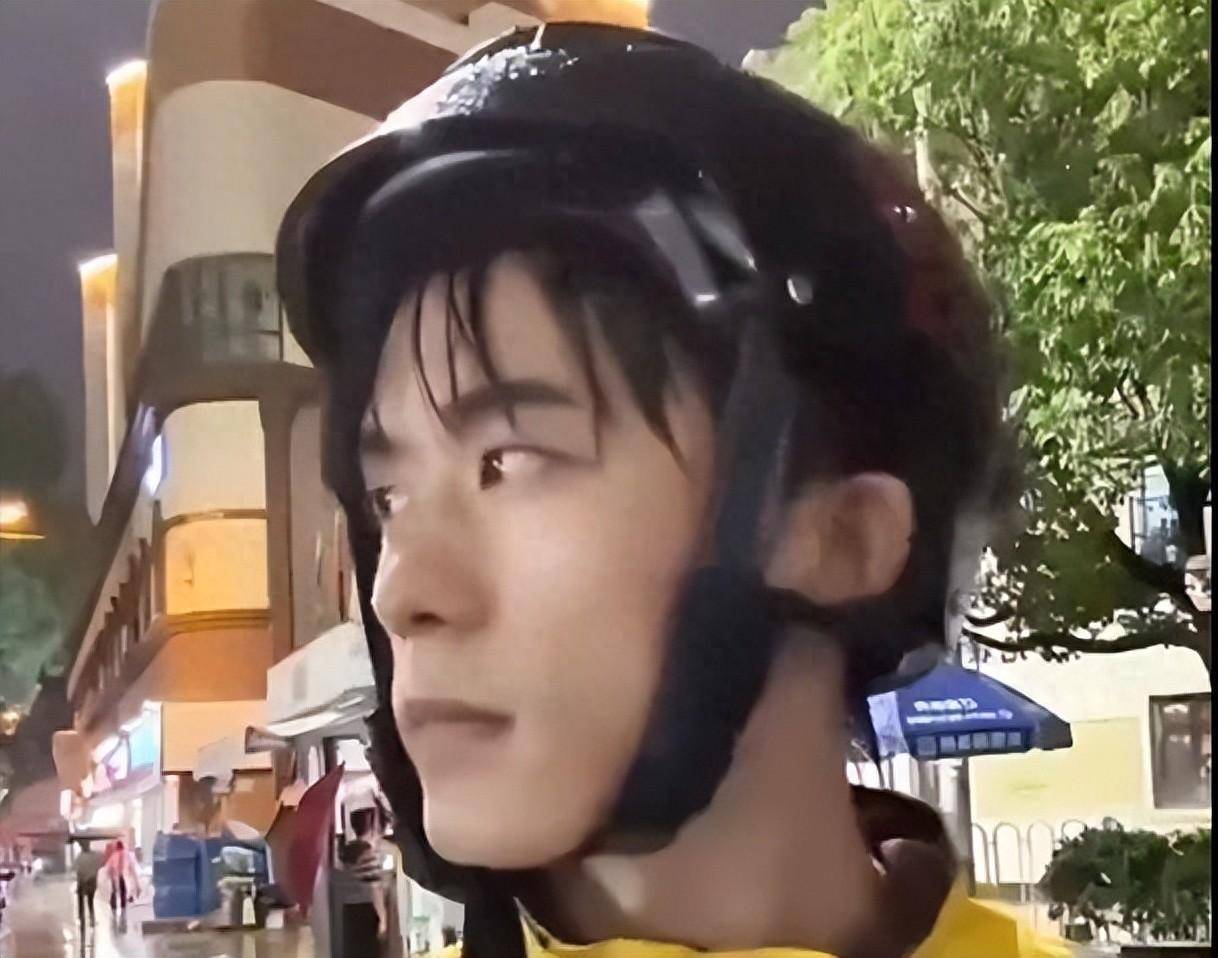 酷似易烊千玺!云南一外卖小哥意外走红!-昆明黑衣男与外卖小哥打架