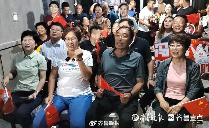 烟台姑娘冯彬铁饼摘银，家里沸腾，父母：下次奖牌换个色-烟台冯斌