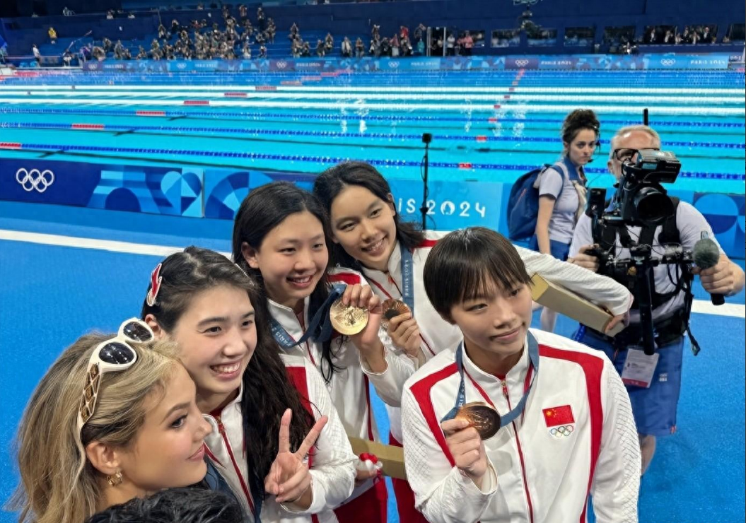 6金合体!谷爱凌追星中国游泳接力冠军F4,潘展乐握手美女恋恋不舍-谷爱凌滑雪冠军