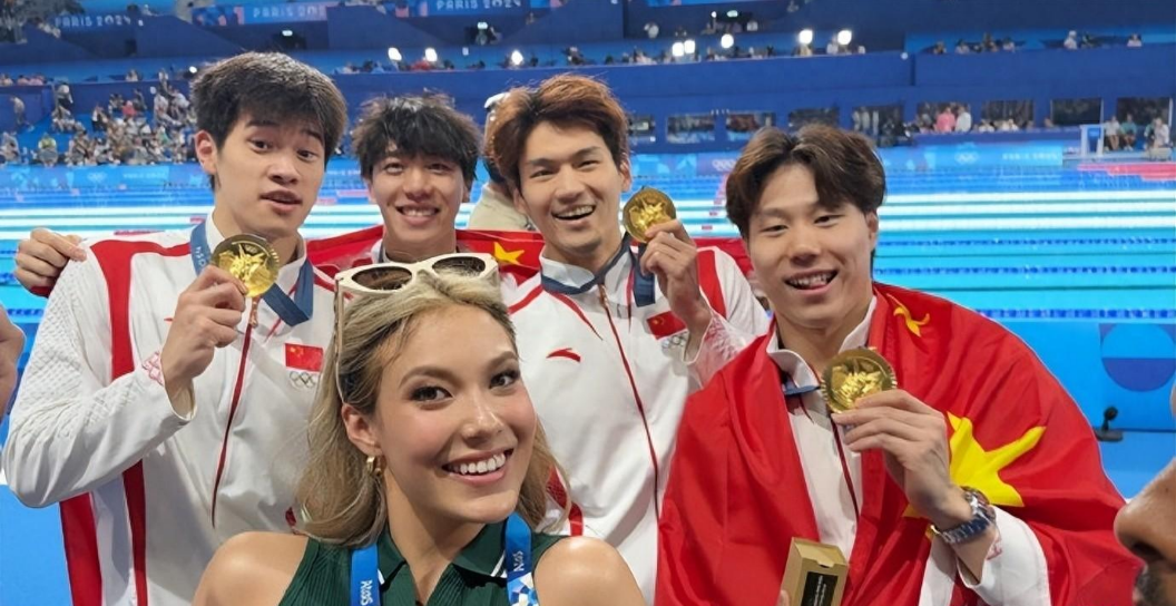 6金合体!谷爱凌追星中国游泳接力冠军F4,潘展乐握手美女恋恋不舍-谷爱凌滑雪冠军