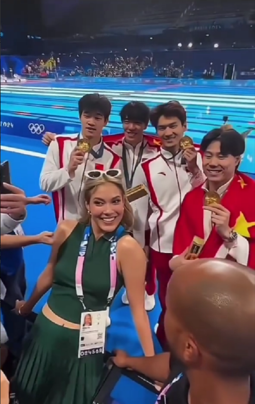 6金合体!谷爱凌追星中国游泳接力冠军F4,潘展乐握手美女恋恋不舍-谷爱凌滑雪冠军