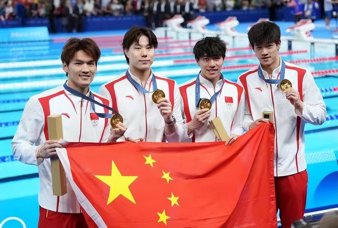 潘展乐震惊泳坛勇夺两金，七天涨粉近30万，和谷爱凌握手梦幻联动-广西 潘展东