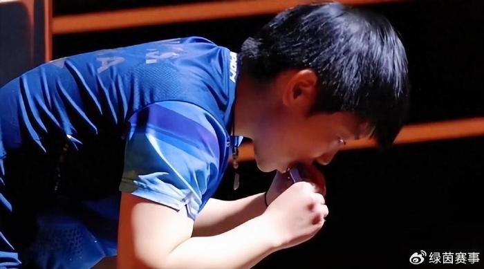 泪目！孙颖莎夺冠背后艰辛，2件事展示的淋漓尽致！马琳在干什么-2021年孙颖莎的教练是谁