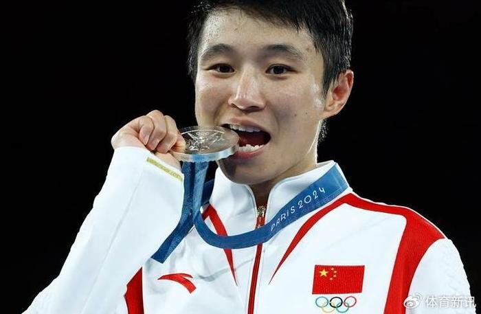 女子拳击60公斤级决赛,杨文璐收获一枚银牌,为中国拳击史再添辉煌-拳击运动员杨文璐的冠军图片