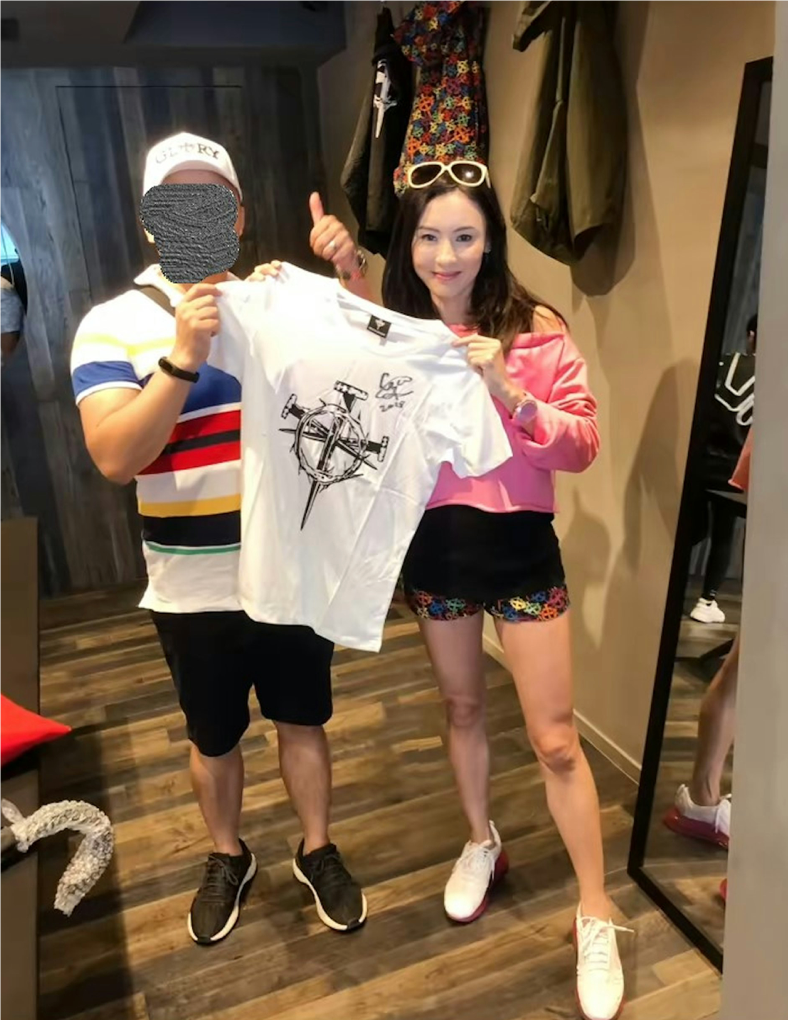 张柏芝神隐半年罕露脸，穿热裤身材仍健美，在店内招呼客人好热情-张柏芝2021年演出