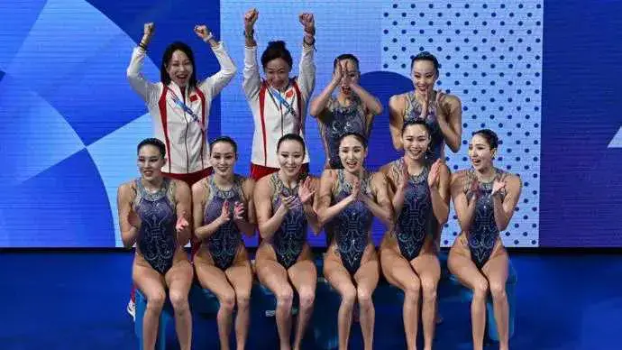 中国奥运花游打破3连亚!81 分领先中国夺首金,队员激动泪洒赛场-奥运中国花游